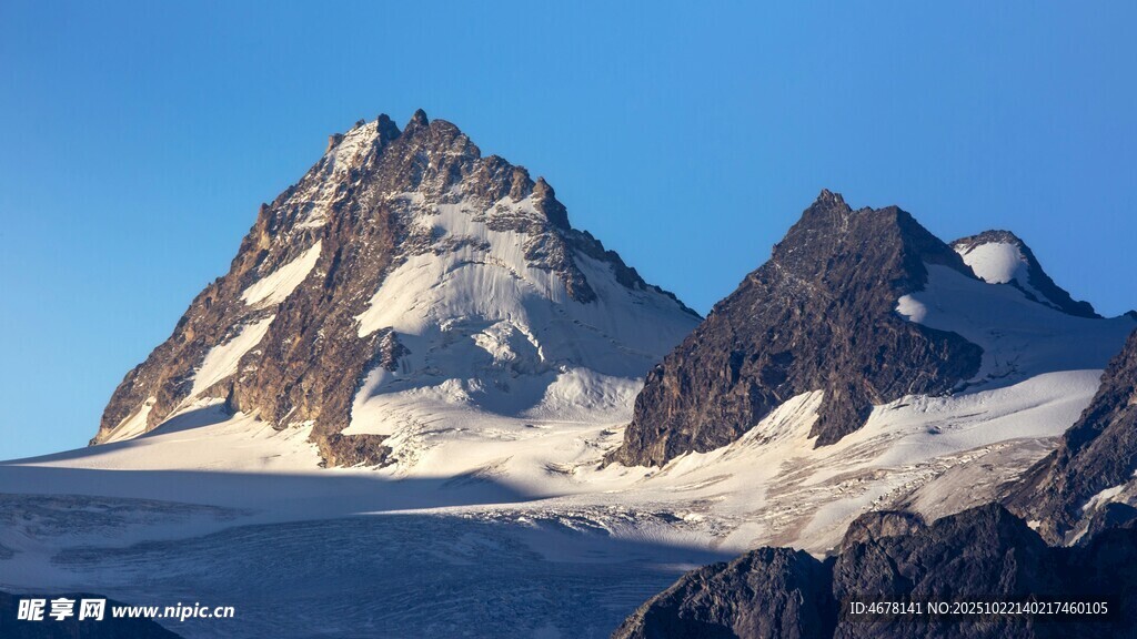 巍峨雪山壮丽景致