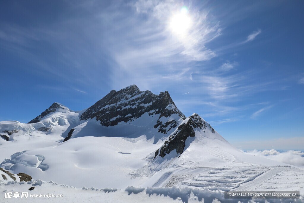 雪山之巅的壮丽日光