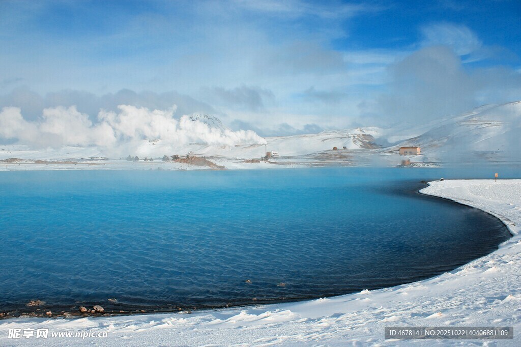 冰雪覆盖的蓝色湖泊美景
