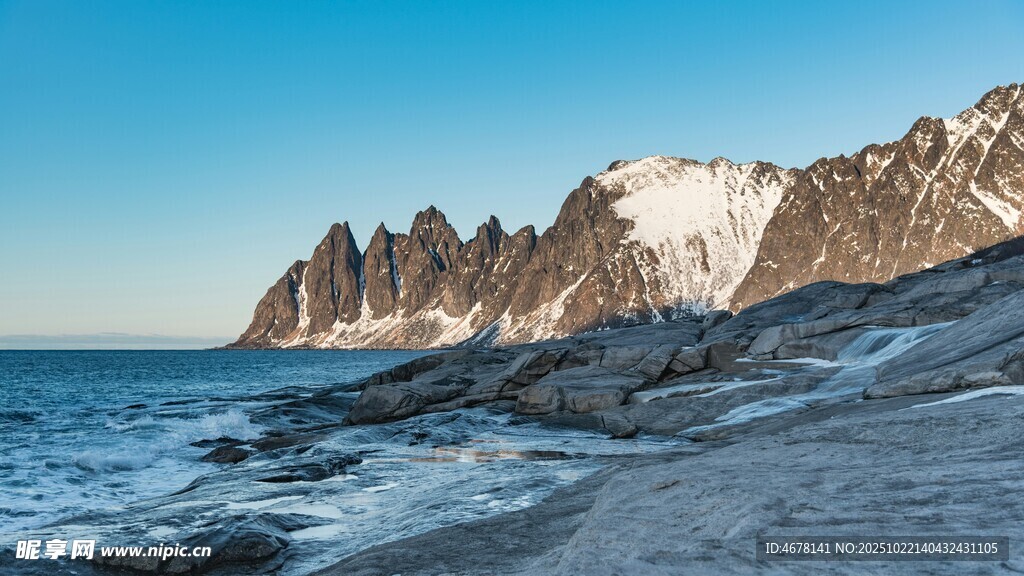 冰雪覆盖的海岸壮丽山景