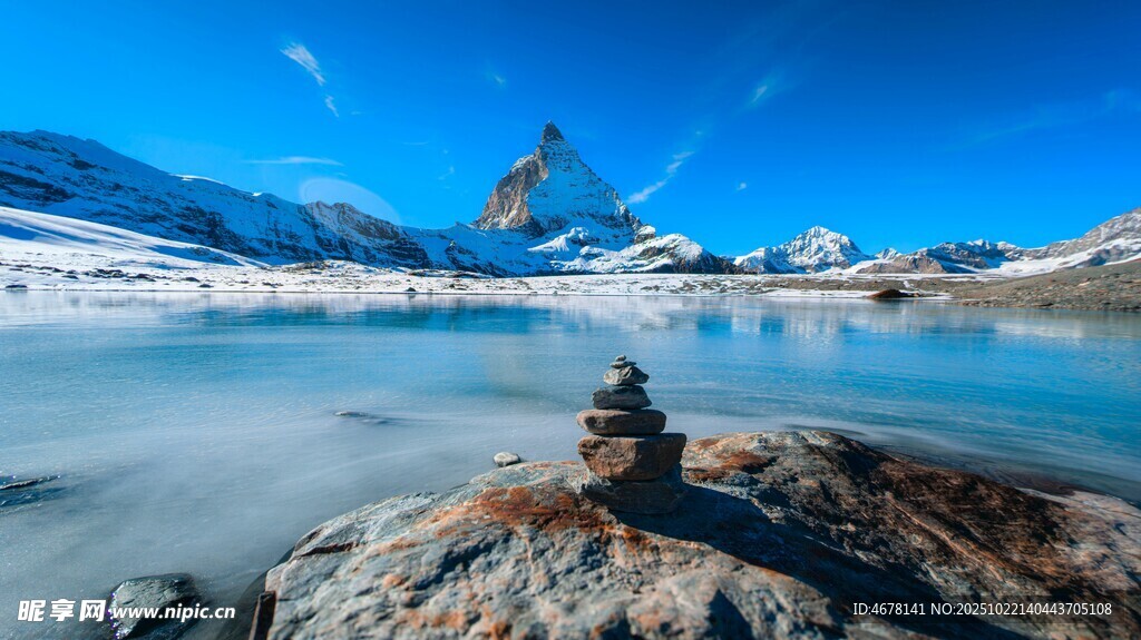 雪山湖畔的静谧美景