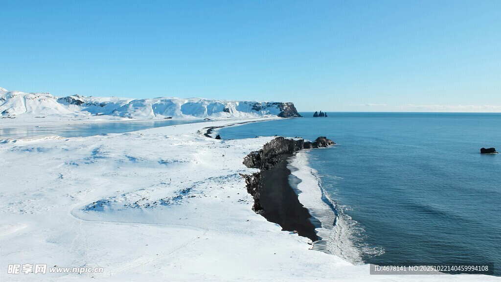 冰雪覆盖的海岸线景观
