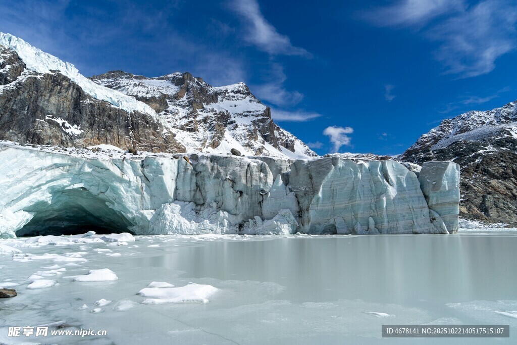 壮丽冰川与澄澈湖水景观