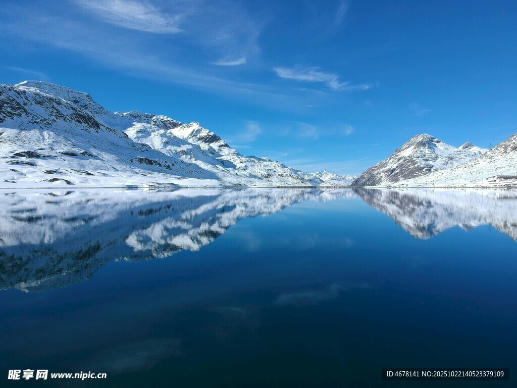 雪山下的静谧澄澈湖泊