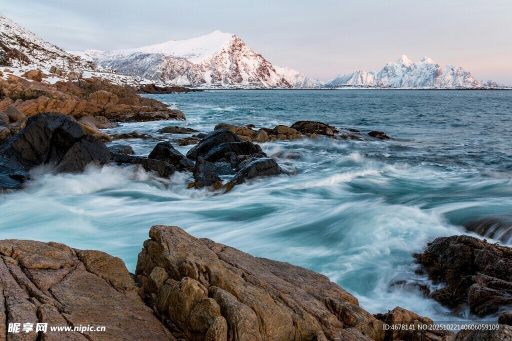 海边礁石与远处雪山美景