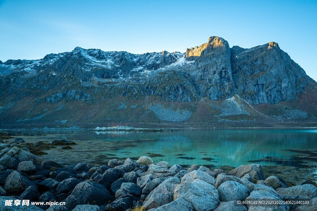 壮丽山景与湖畔岩石风光