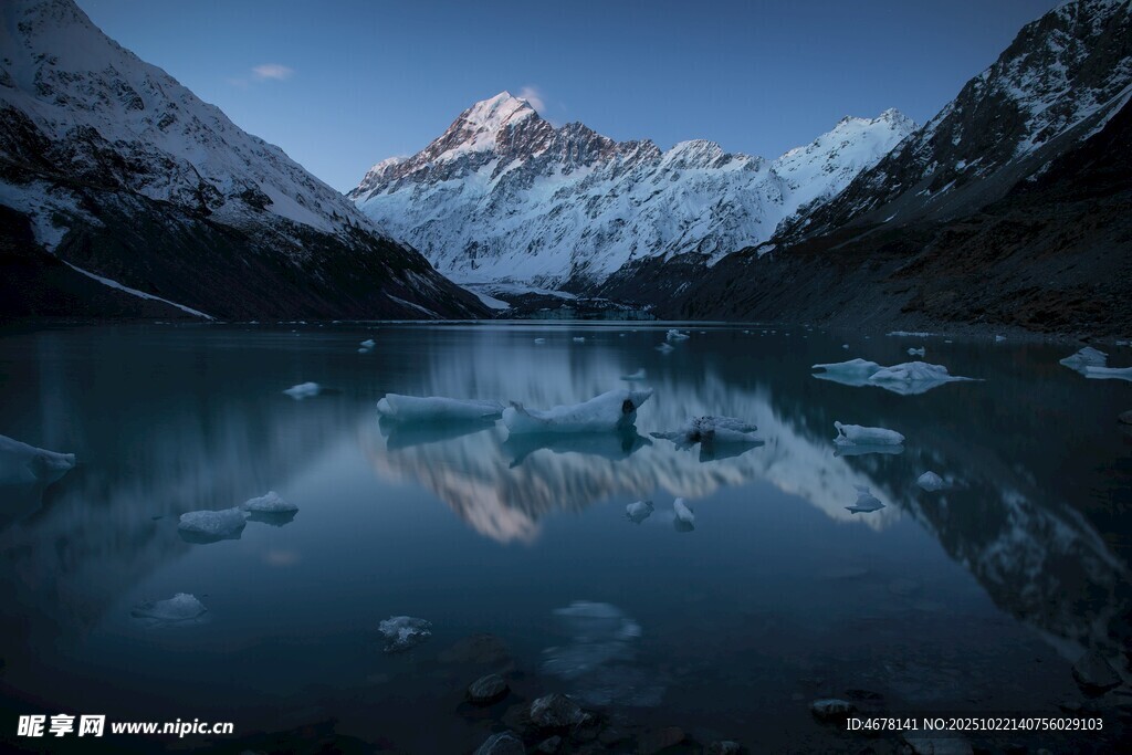 雪山湖泊的静谧美景