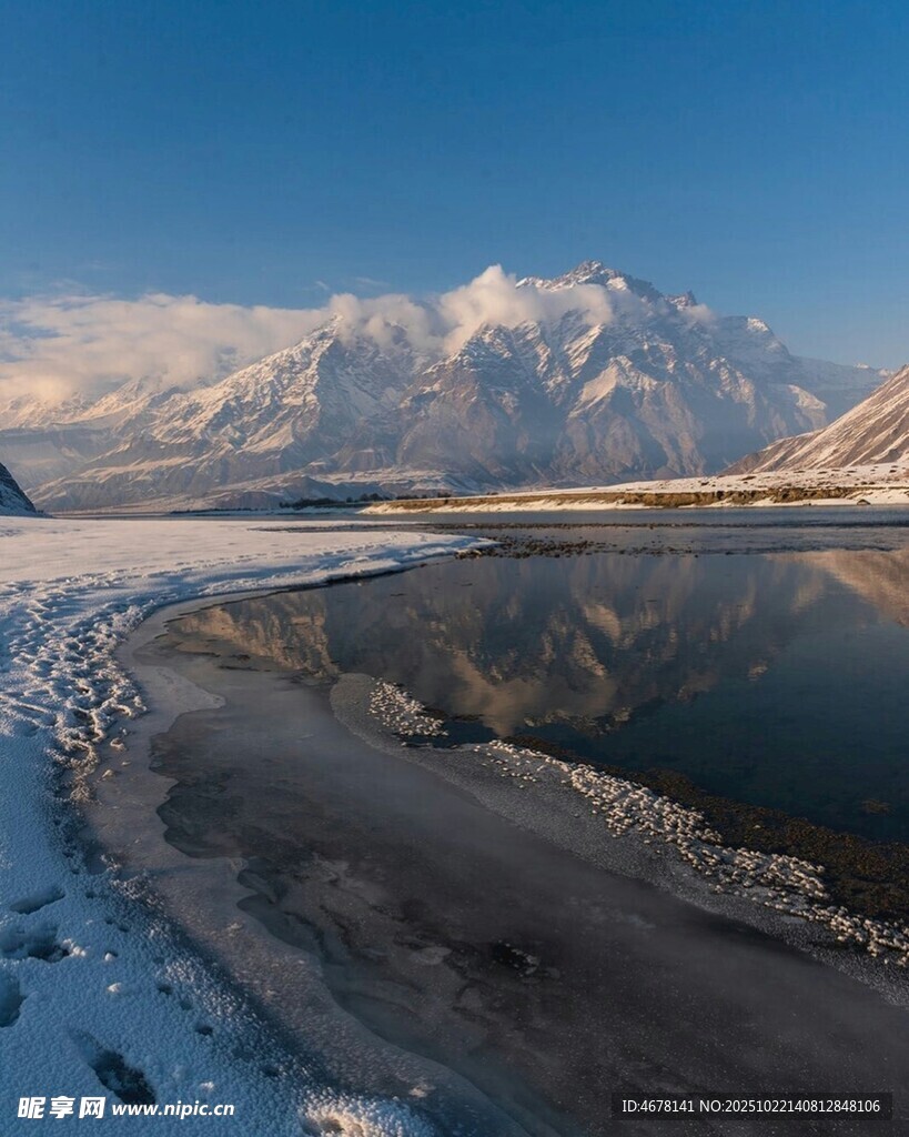 雪山下的静谧湖泊美景