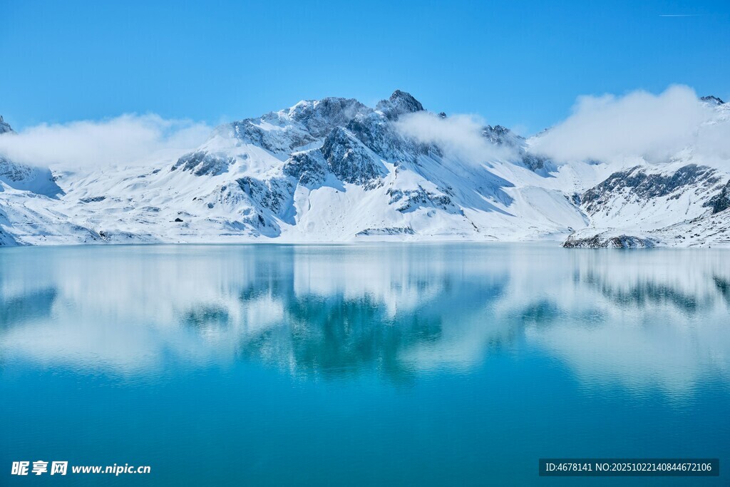 雪山下的澄澈湖水美景