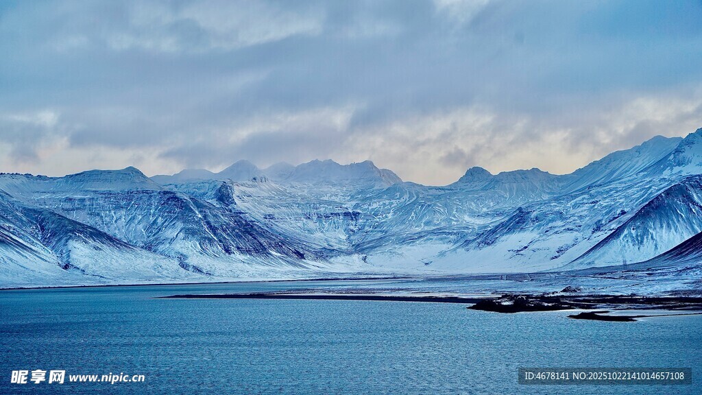 冰雪覆盖的壮丽山海景观