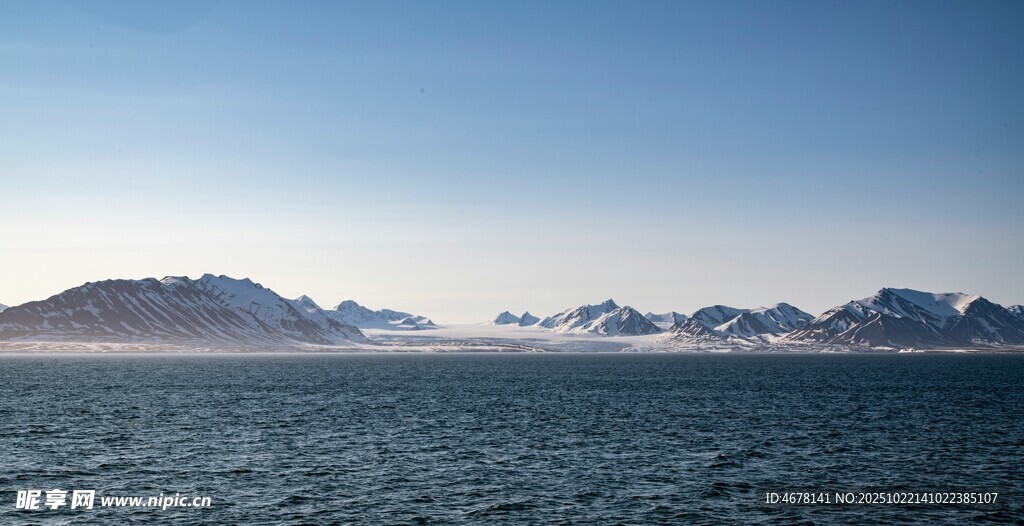 辽阔海域与远处雪山美景
