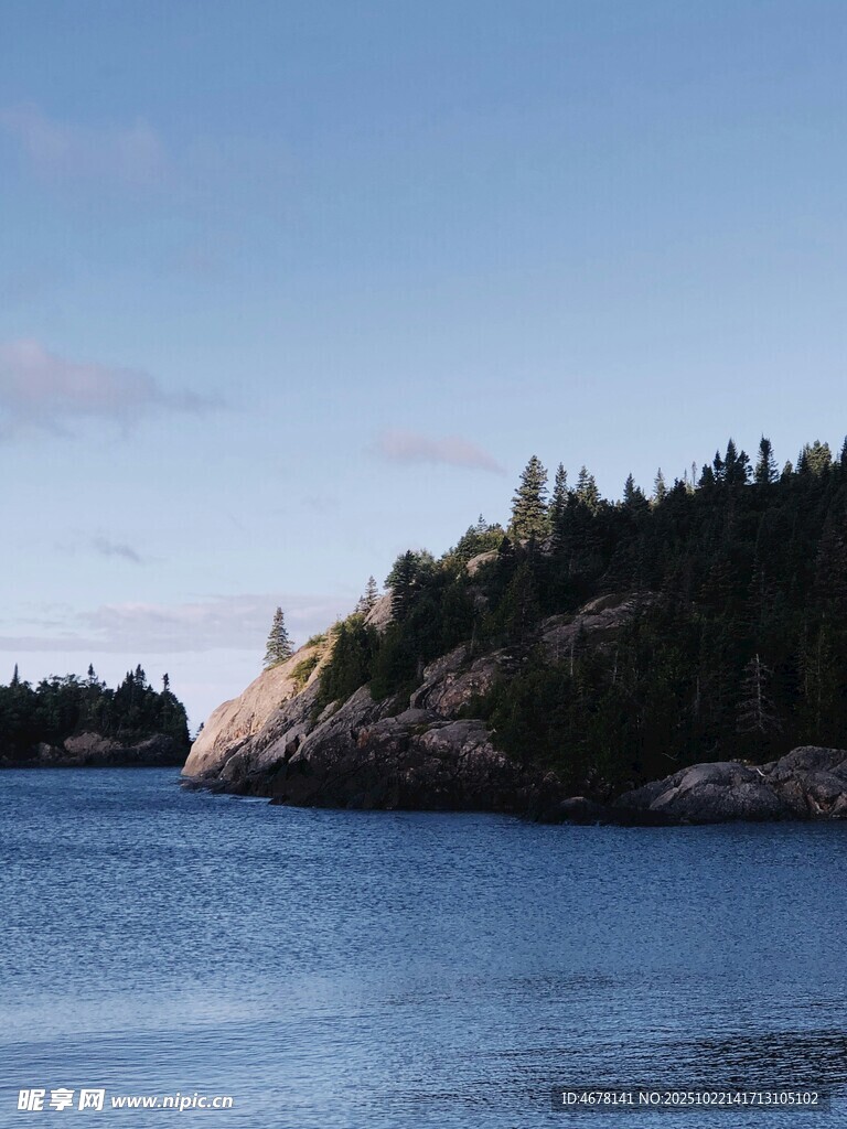 宁静湖畔的山林风光