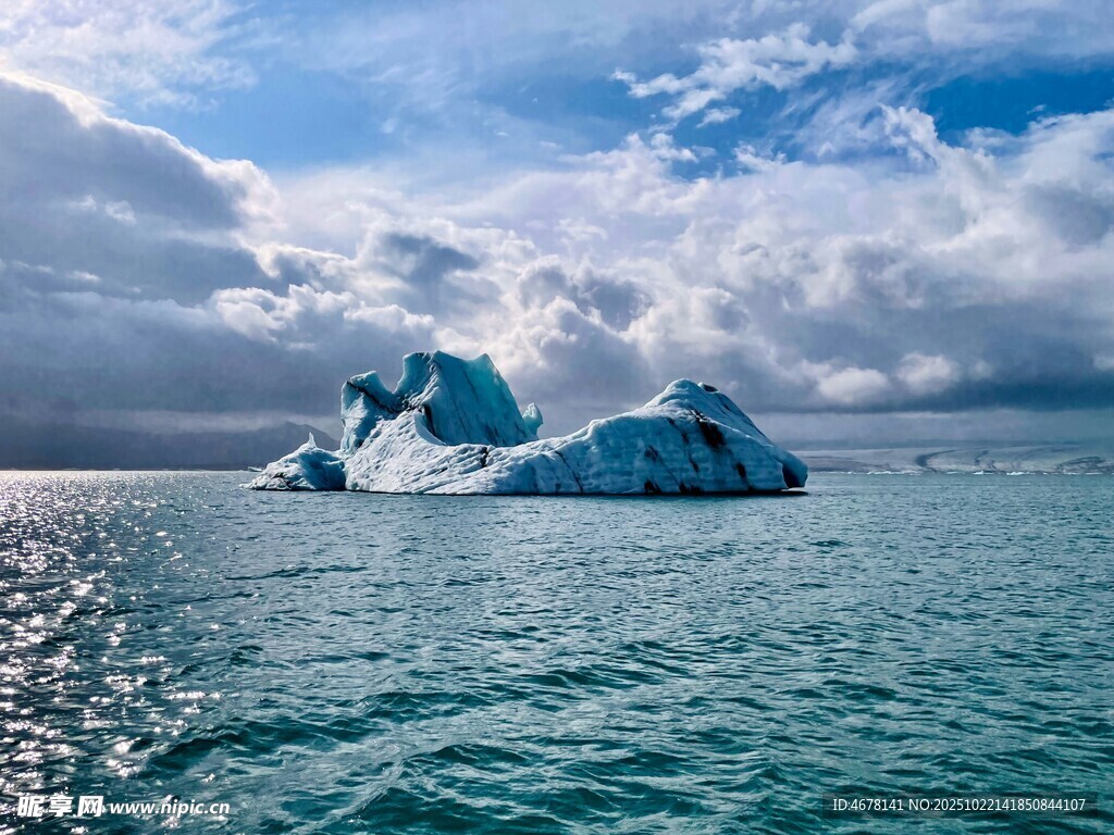 海上孤耸的壮观冰山