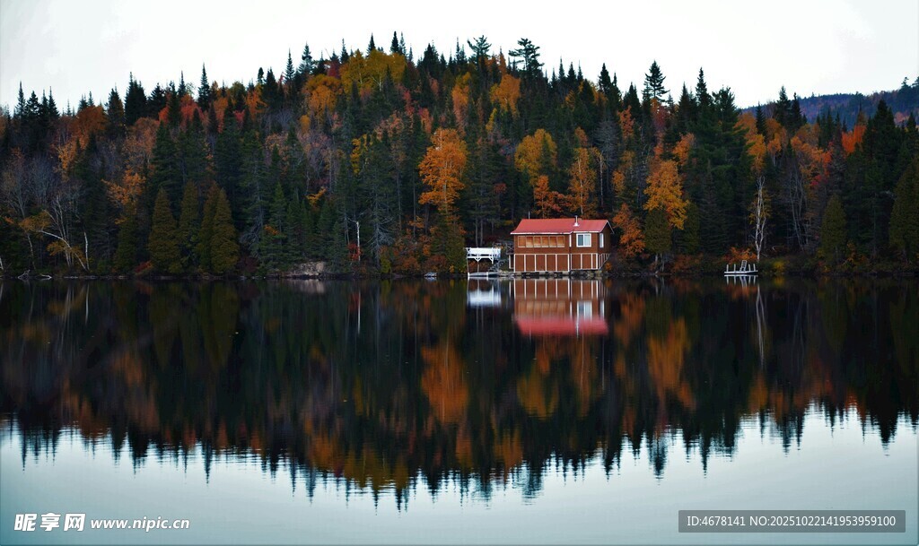 秋日湖畔小屋美景