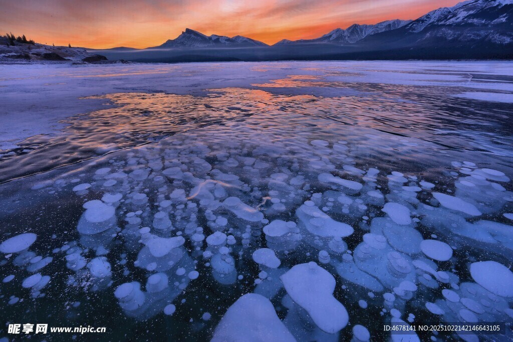 夕阳下的冰封湖面美景