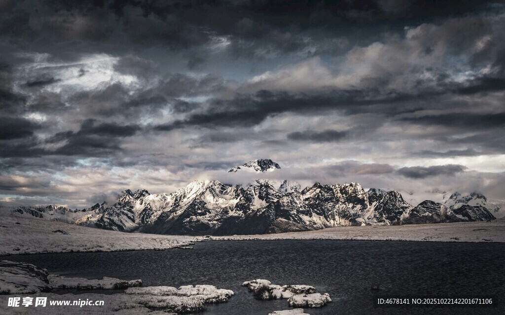 壮丽雪山与阴沉天空景观