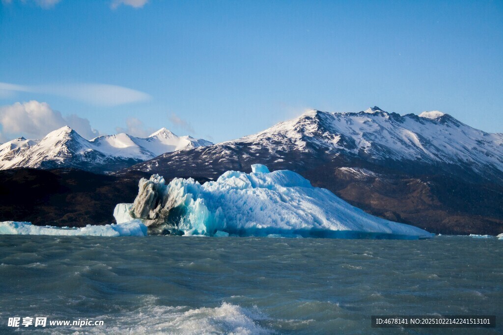 海上冰山与雪山壮丽景观