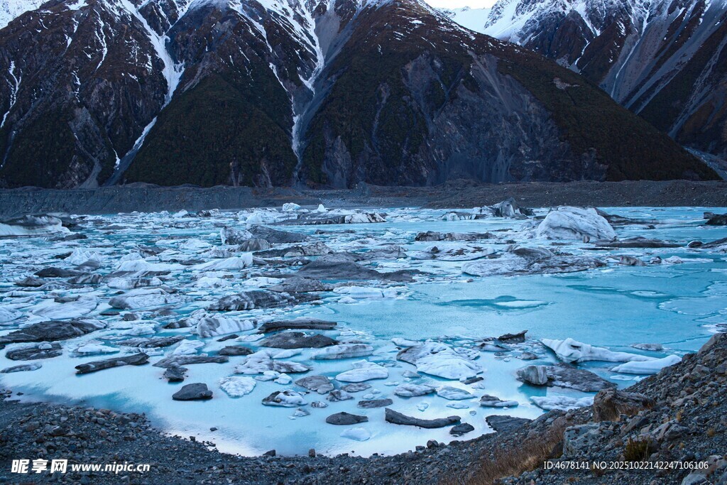 冰川蓝湖浮冰点缀山间