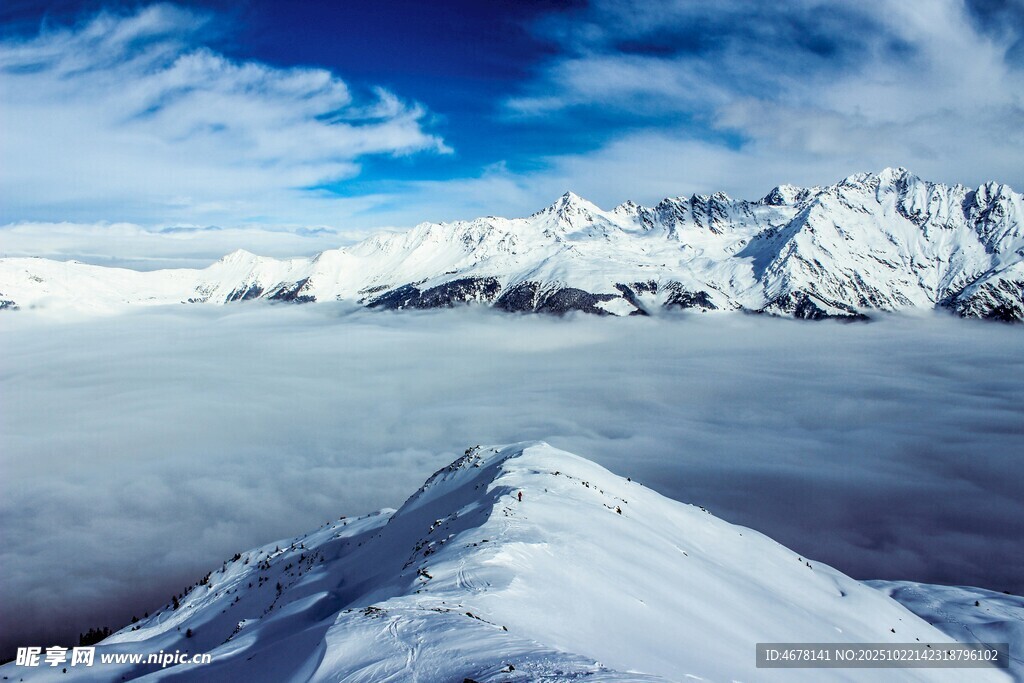 雪山云海壮丽景观