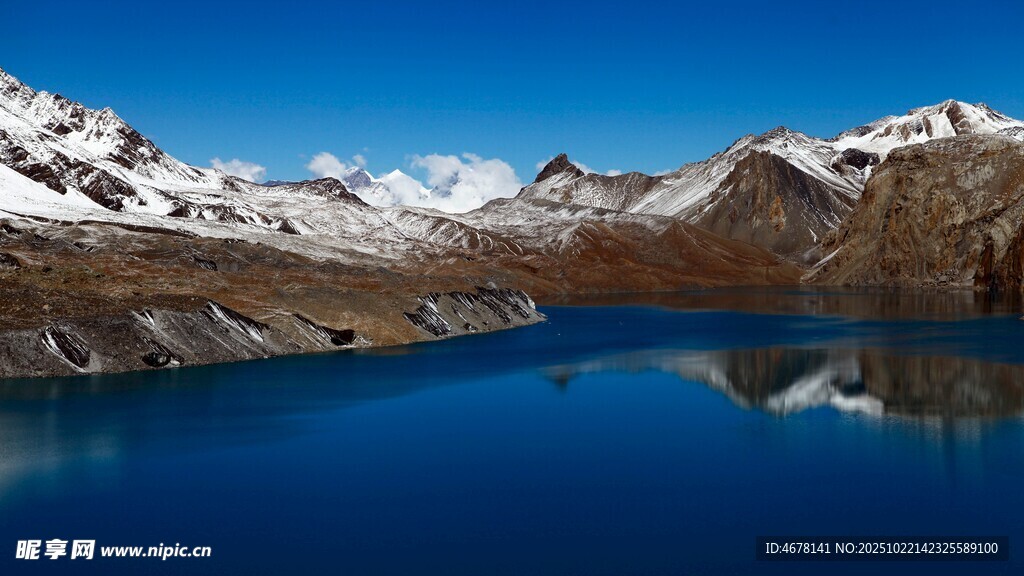 高山蓝湖美景