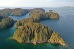 海上葱郁岛屿风光