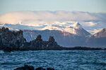 海边雪山壮丽自然景观