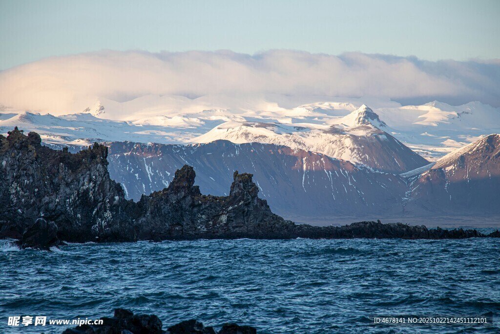 海边雪山壮丽自然景观