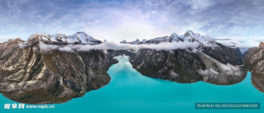 壮丽雪山下的幽蓝湖泊