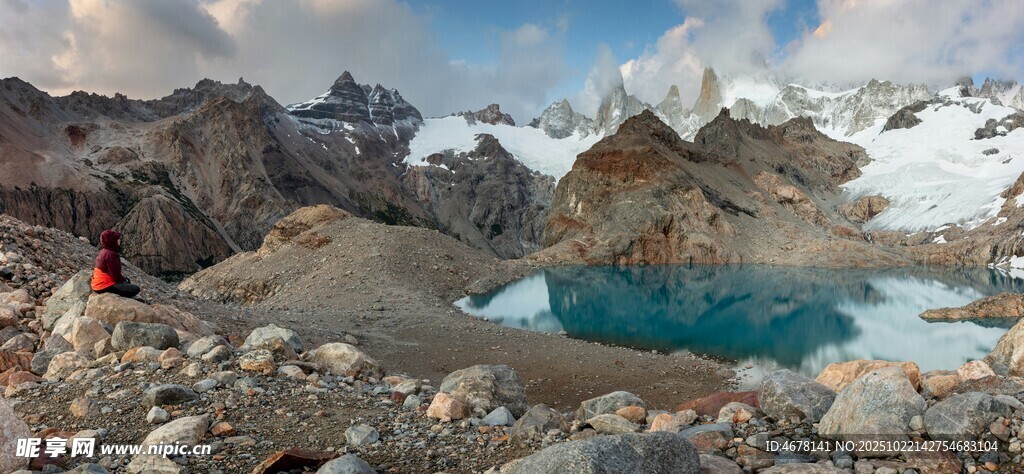 高山湖畔美景