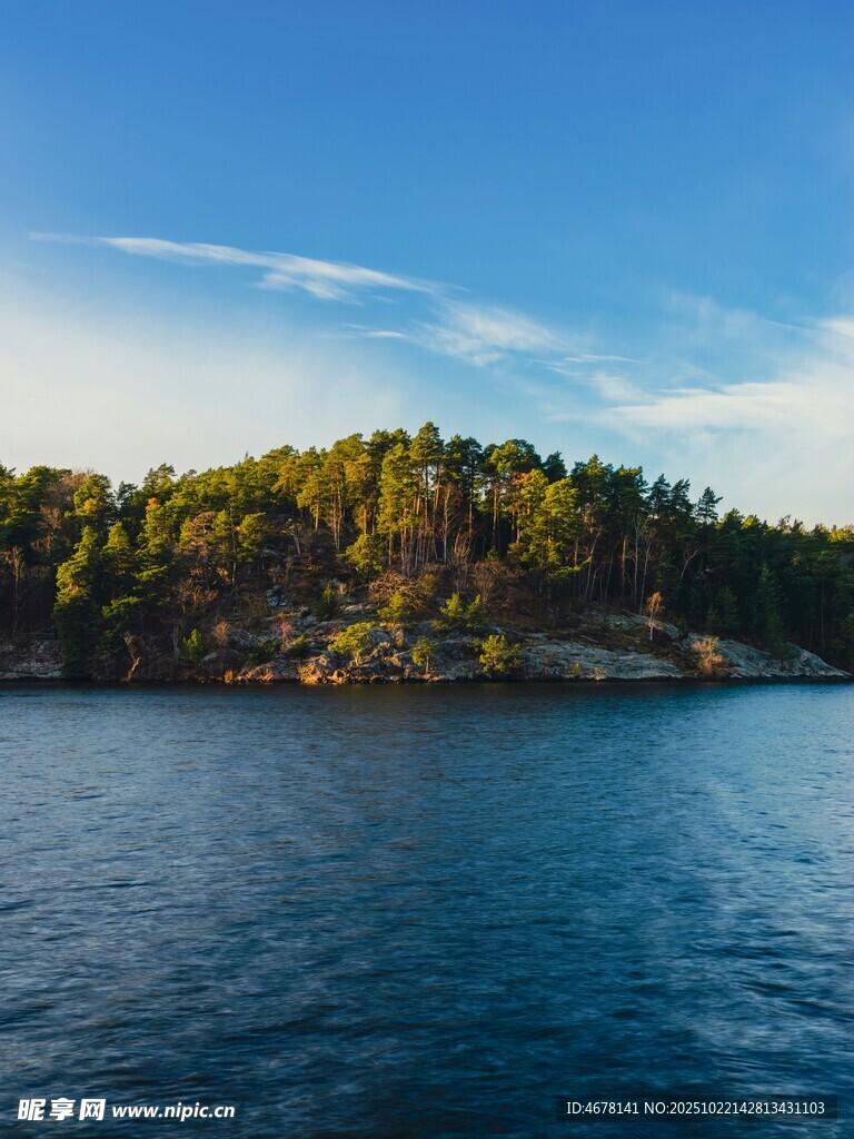 湖畔绿树蓝天美景