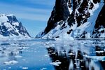 冰雪覆盖的壮丽高山湖泊