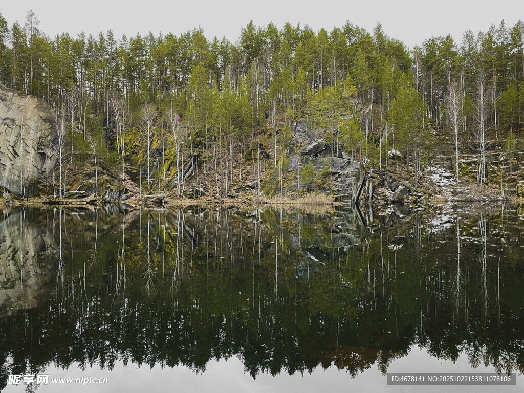 宁静湖畔森林倒影美景