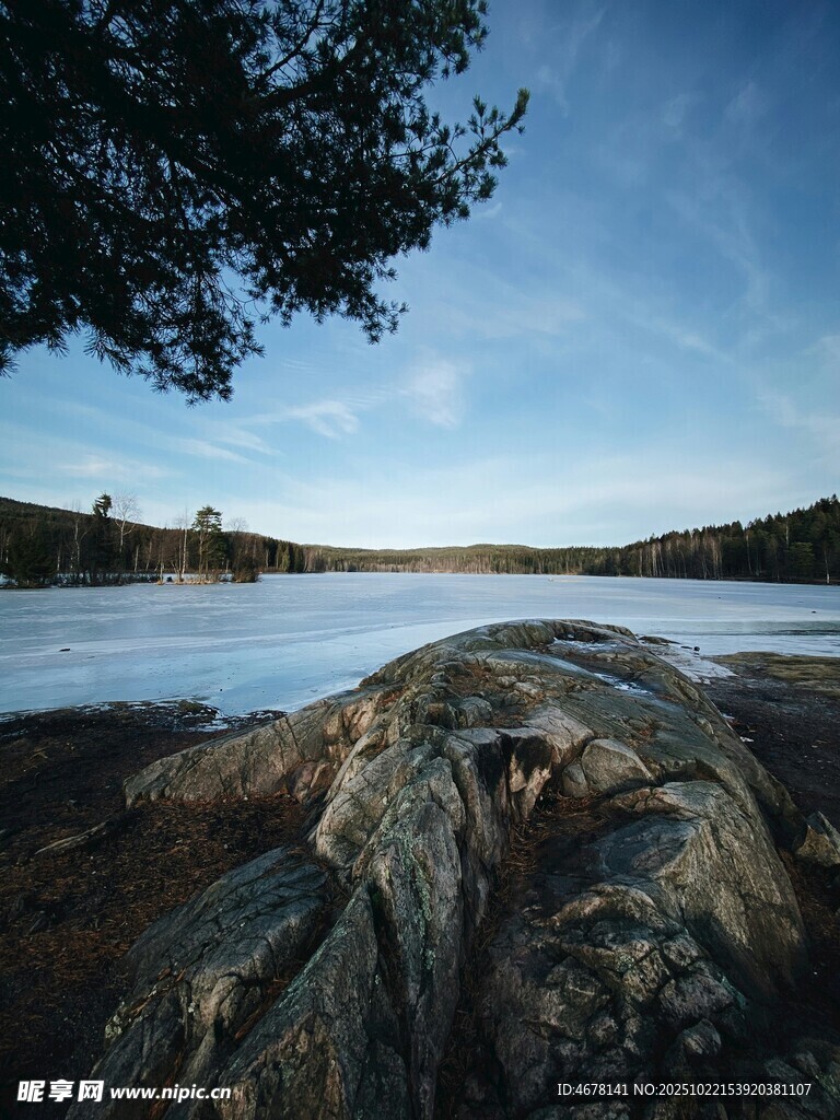湖畔岩石边的宁静自然景