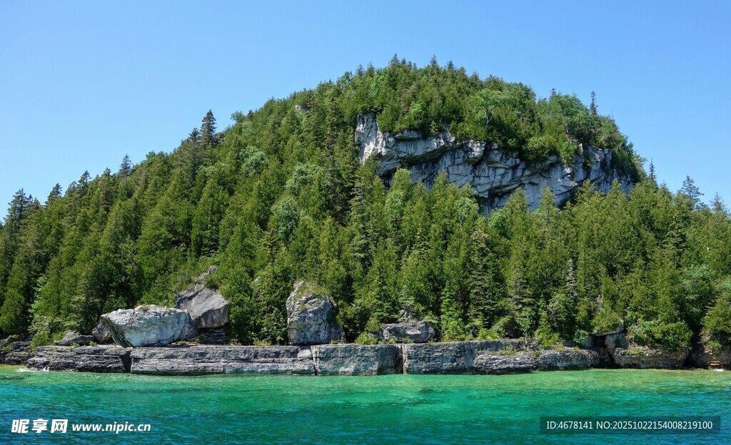湖畔青山绿树美景