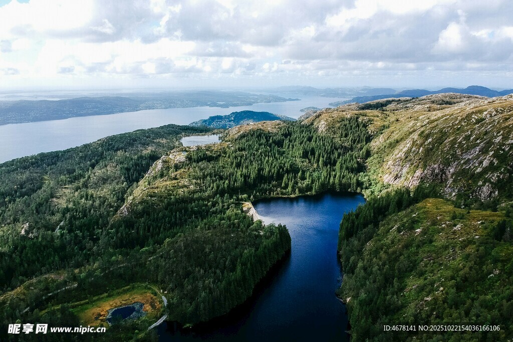 山间幽蓝湖泊俯瞰美景