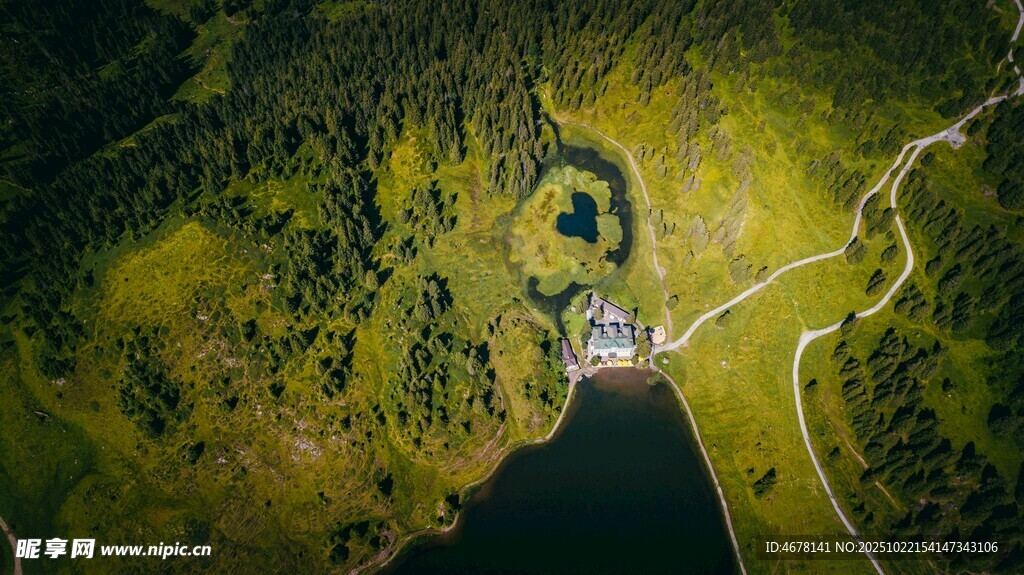 俯瞰山间湖泊与建筑