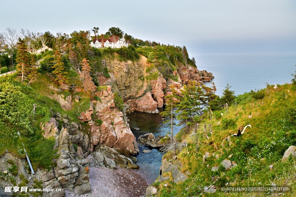 悬崖上的小屋与美丽海景