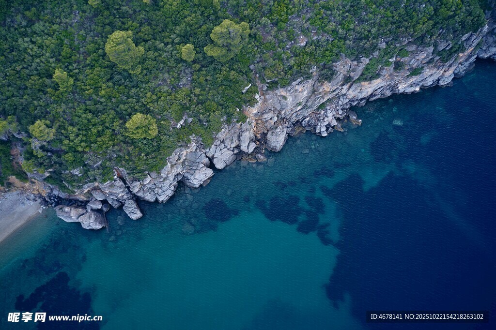 海岸风光碧海与葱郁植被