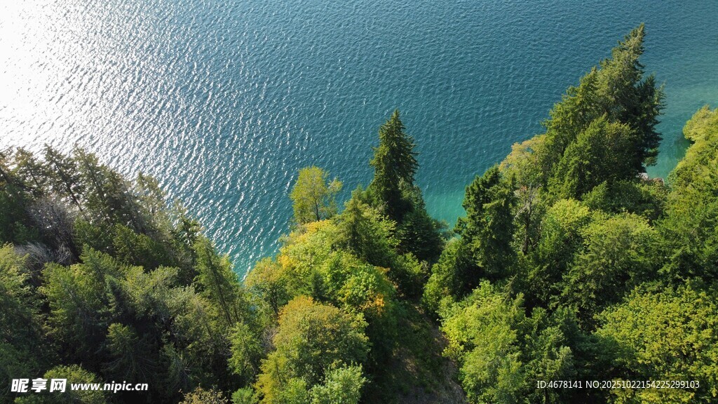 俯瞰葱郁山林与静谧湖水