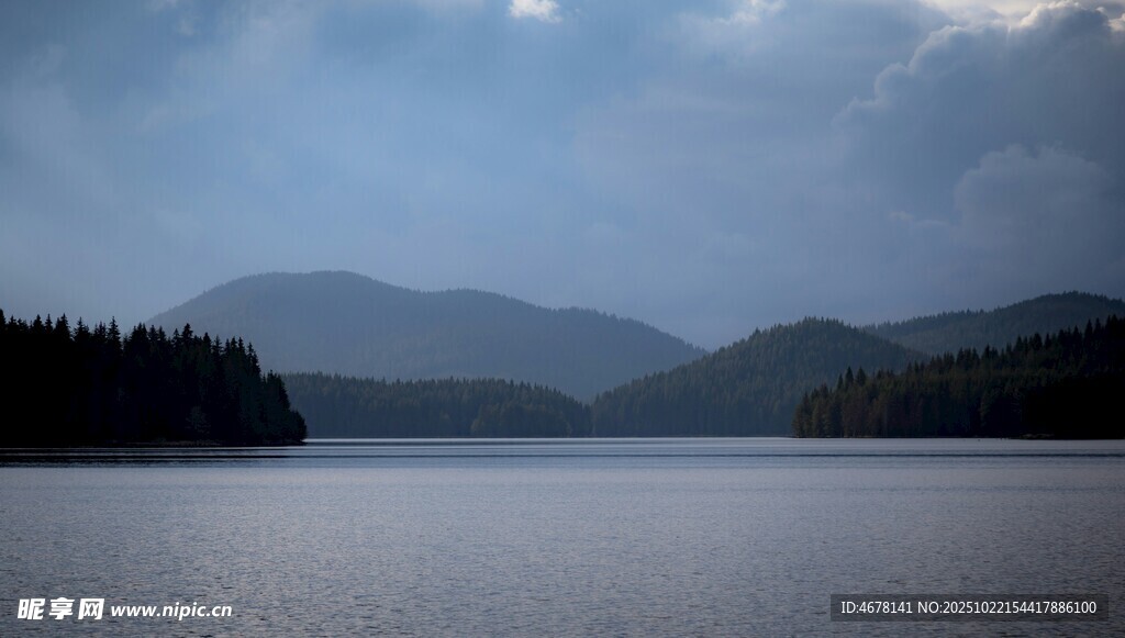 宁静湖景与远山