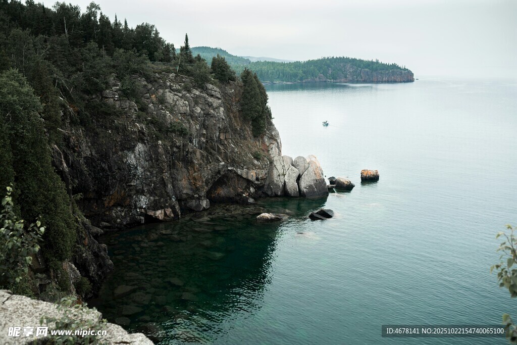悬崖边的静谧湖景