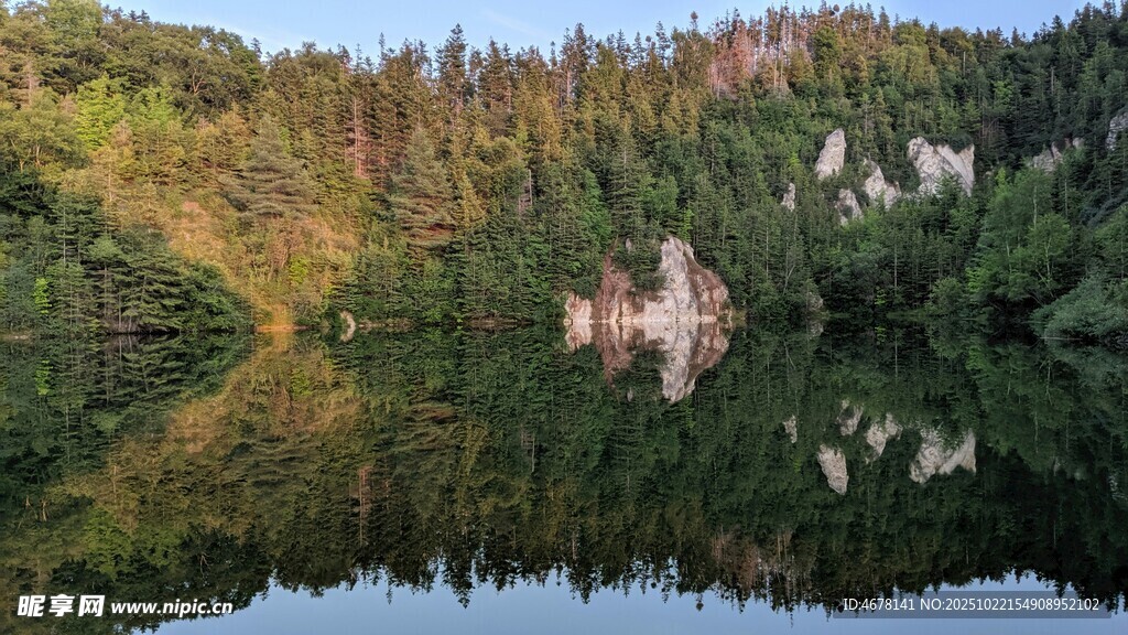 秋日山林湖景倒影