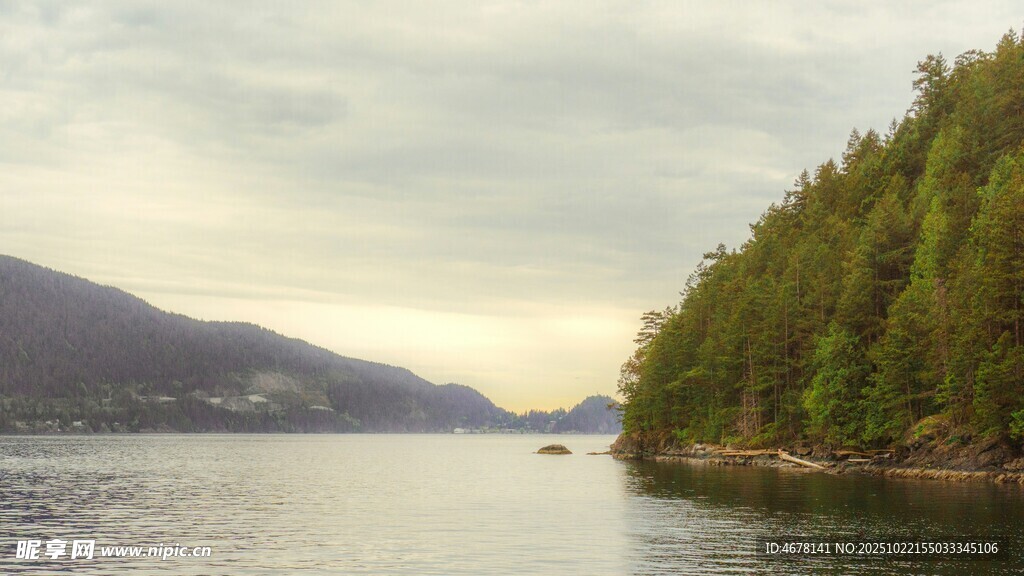 湖畔山林美景