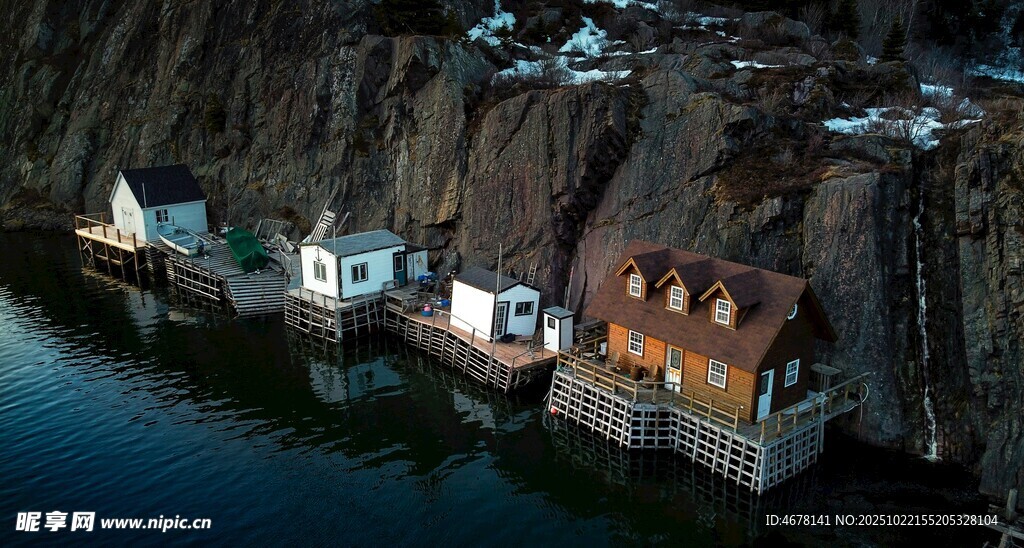 临水而建的山间小屋