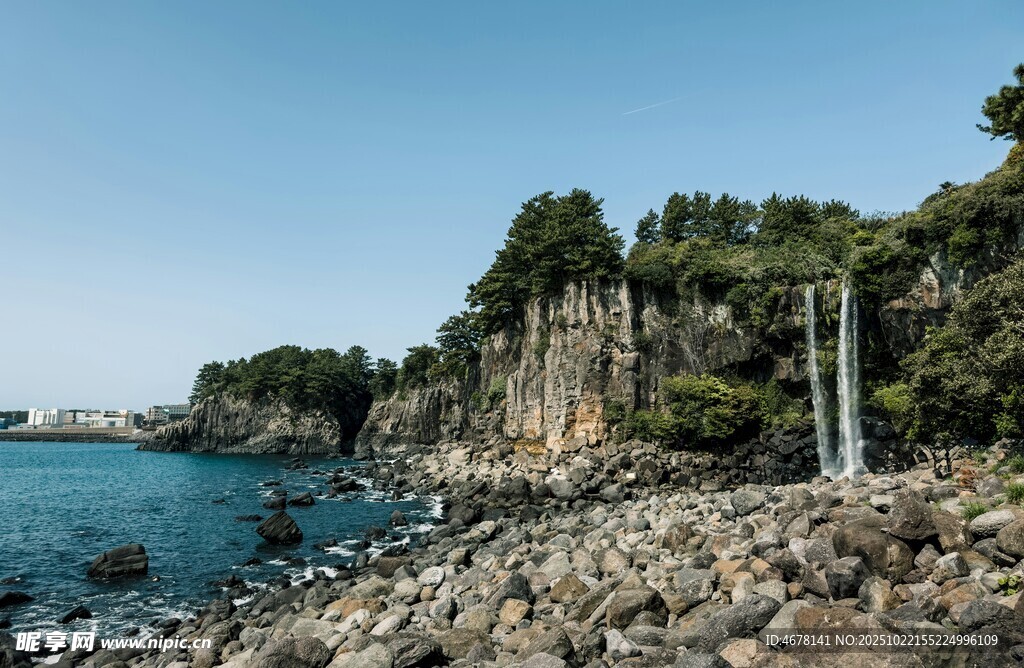 海岸边的岩石与葱郁树木