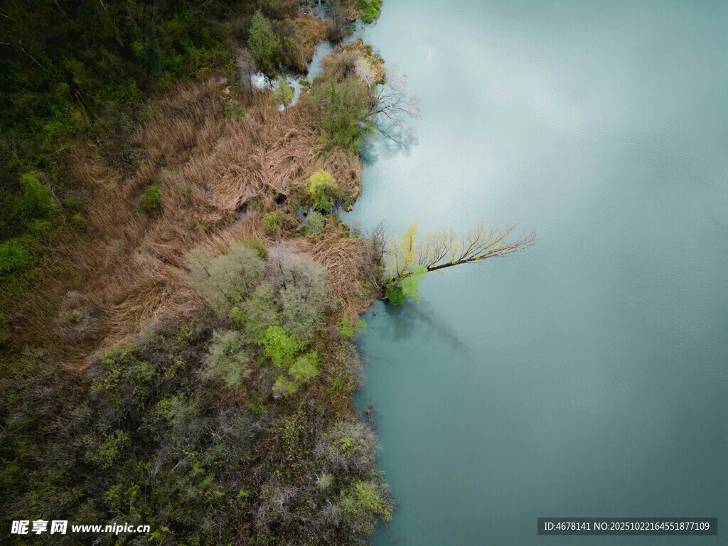 悬崖边的静谧湖景