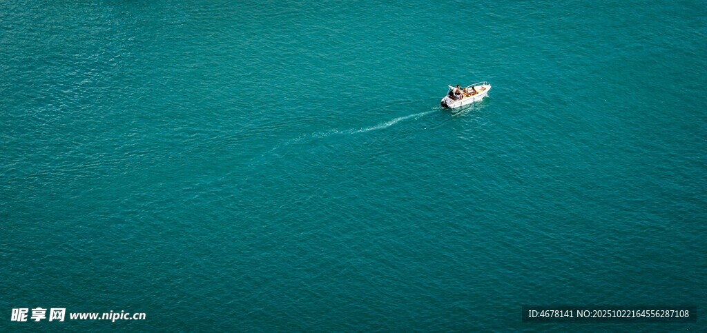 海上孤舟碧波悠悠