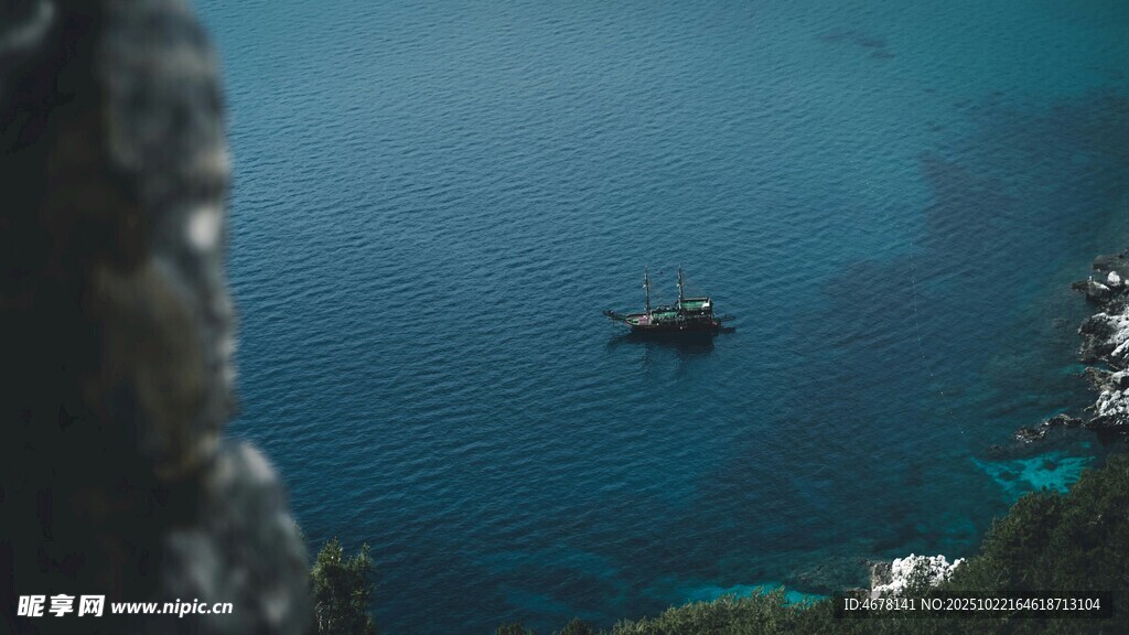 俯瞰海面小船与礁石