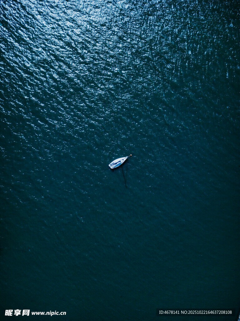 海上孤舟碧波中的静谧景象