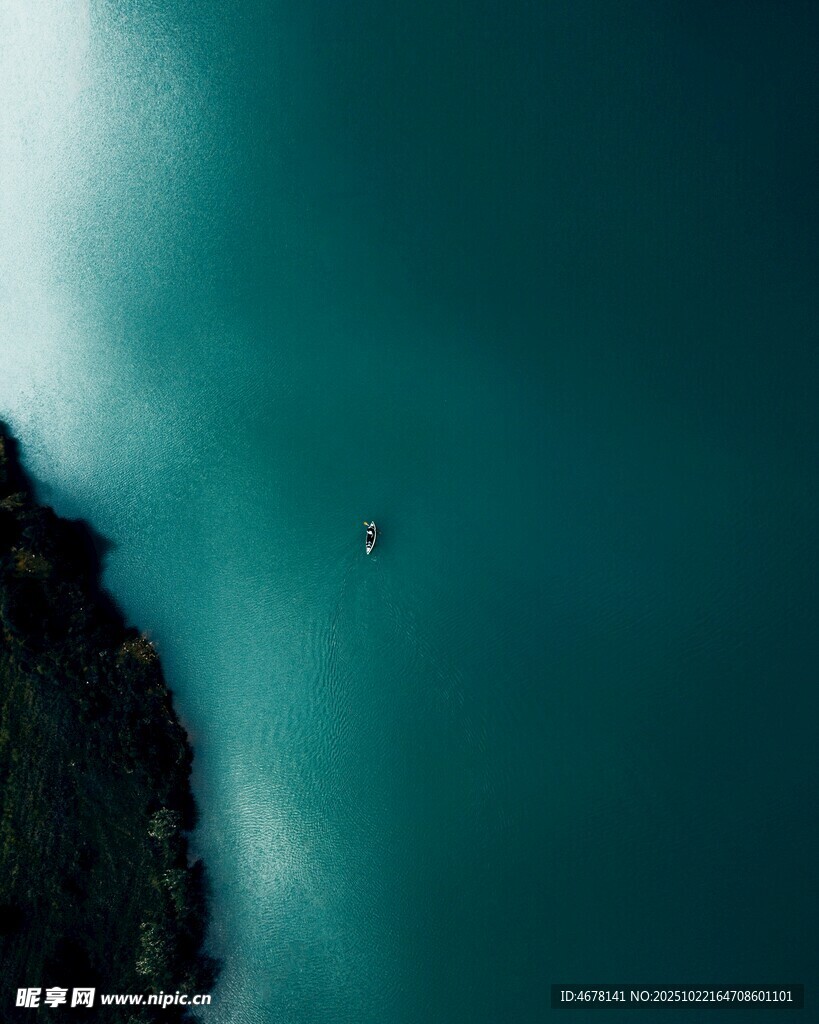 海上孤舟碧海蓝天之景